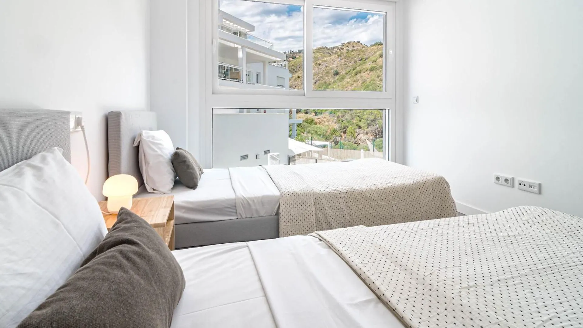 Modern 3 Bedroom Retreat In Benahavís דירה