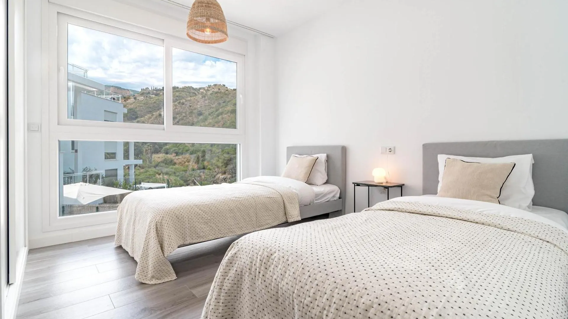 Modern 3 Bedroom Retreat In Benahavís דירה