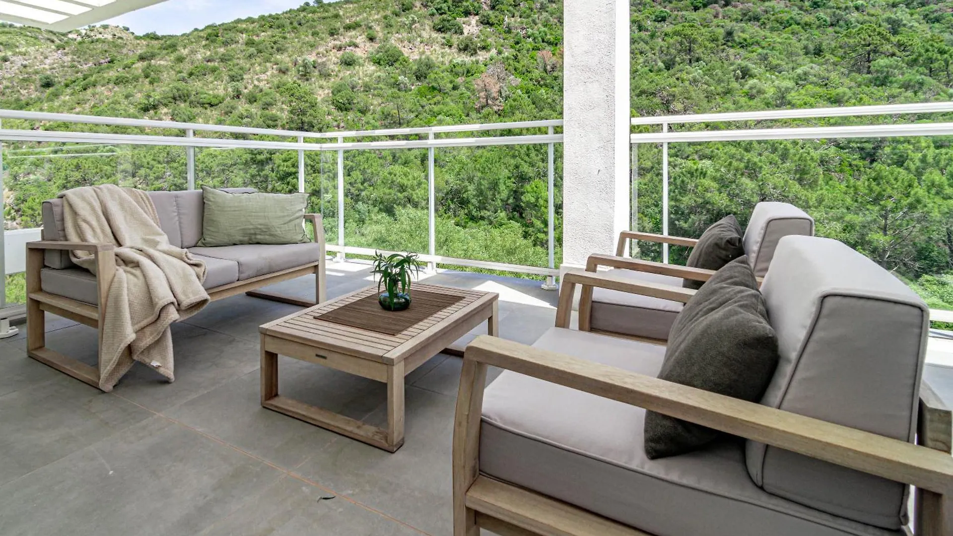 Modern 3 Bedroom Retreat In Benahavís 0*,  Espagne